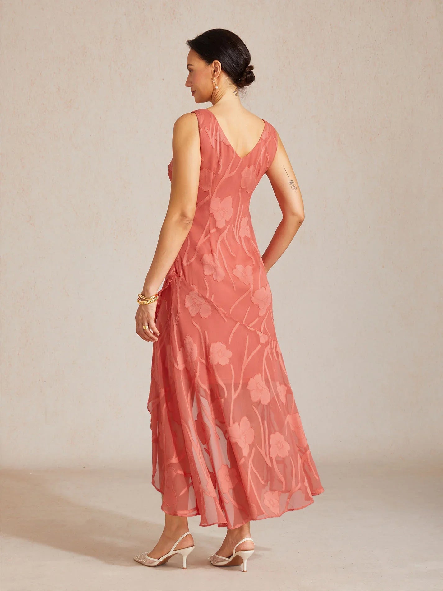 Abito da Sera Senza Maniche in Chiffon Floreale con Orlo Asimmetrico