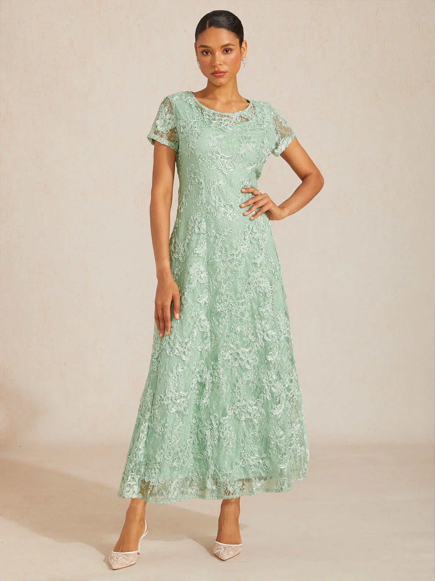 Abito A-Line in Pizzo Rosette con Decorazioni in Paillettes