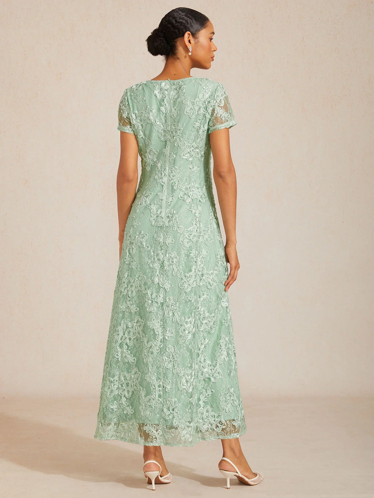 Abito A-Line in Pizzo Rosette con Decorazioni in Paillettes