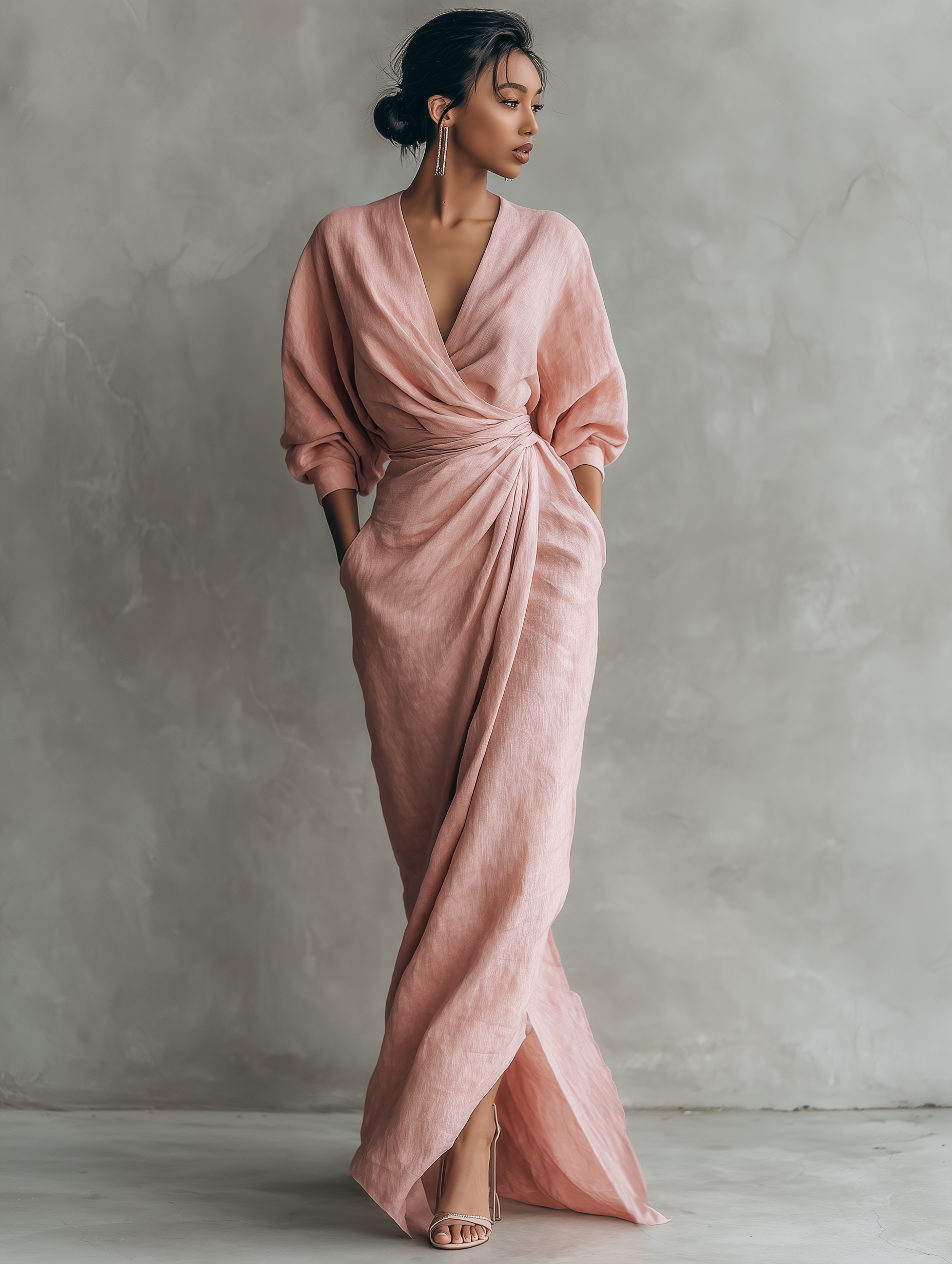 Abito lungo minimalista rosa con scollo a V in misto lino da donna