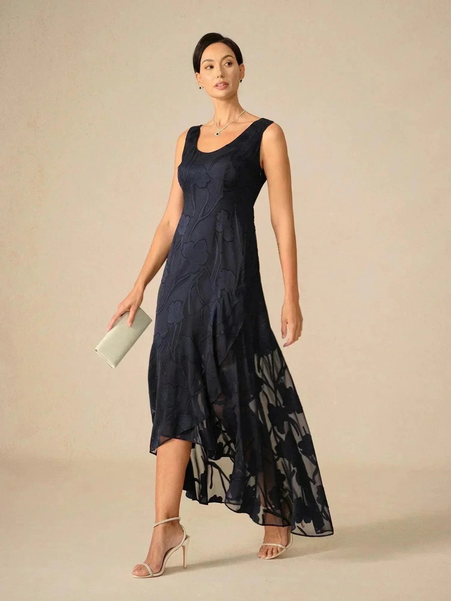 Abito da Sera Senza Maniche in Chiffon Floreale con Orlo Asimmetrico