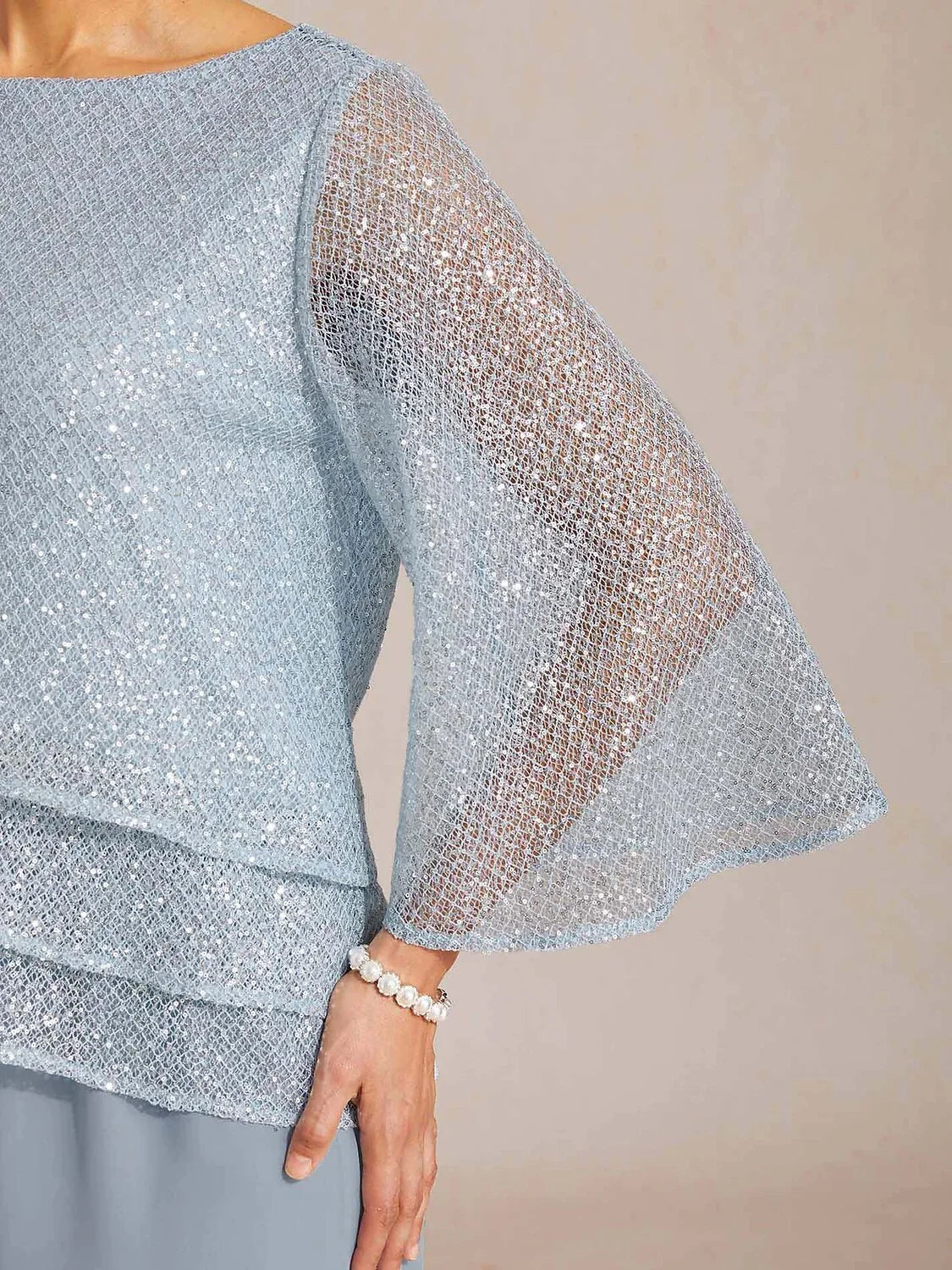 Top a strati in rete con paillettes e maniche a campana