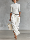 Maglietta lunga con colletto mezzo alto per donne e pantaloni larghi con cordino - set a due pezzi
